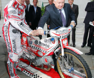 Lech Kaczyński i Jarosław Kaczyński na sportowych zdjęciach