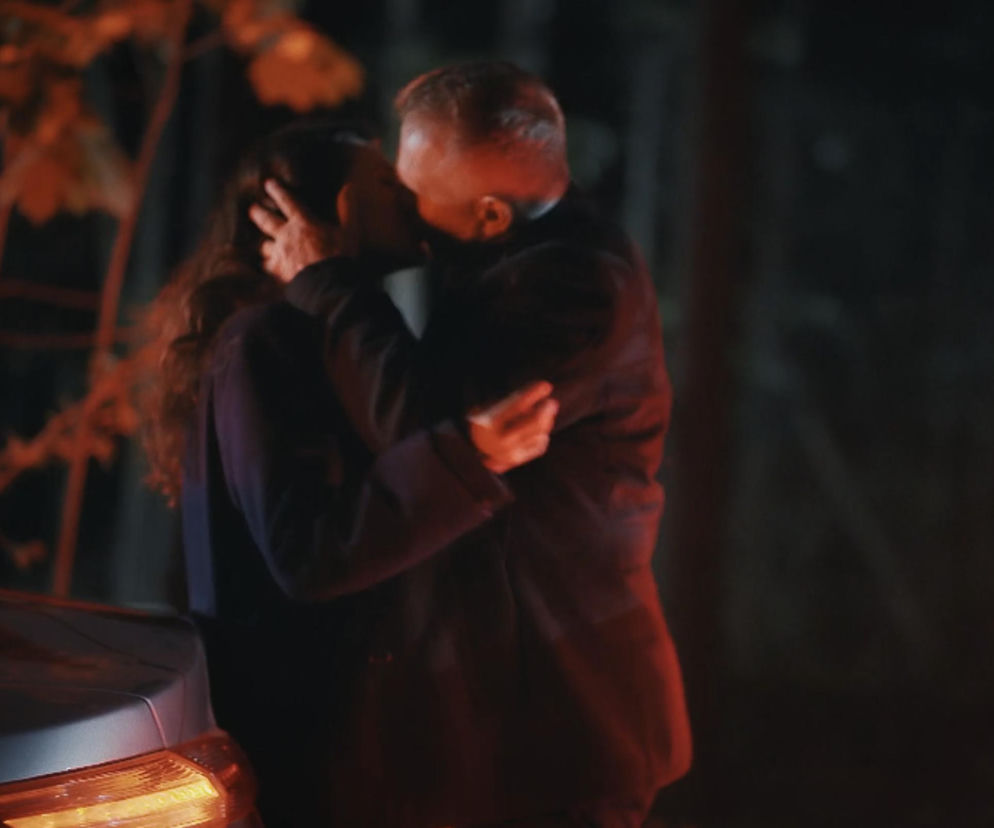 Artur i Joanna w czułym uścisku podczas nocnego spotkania. O romansie w M jak miłość przeczytasz na Eska.