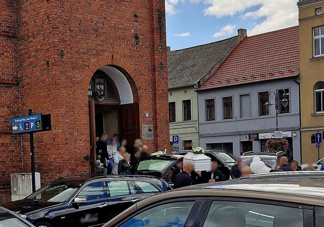 Biała trumna i białe kwiaty - tak Wąbrzeźno żegnało Wioletę, która utonęła w jeziorze