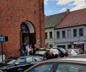 Biała trumna i białe kwiaty - tak Wąbrzeźno żegnało Wioletę, która utonęła w jeziorze