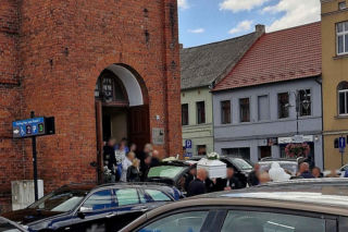Biała trumna i białe kwiaty - tak Wąbrzeźno żegnało Wioletę, która utonęła w jeziorze