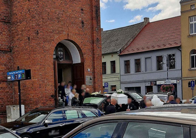 Biała trumna i białe kwiaty - tak Wąbrzeźno żegnało Wioletę, która utonęła w jeziorze