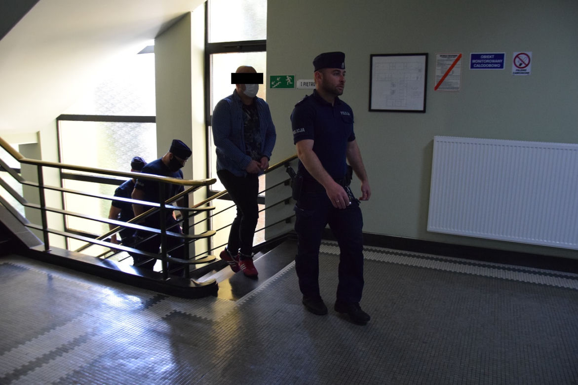 Przemyśl: Łukasz P. więził synka w mieszkaniu.   Jest wyrok sądu [Zdjęcia]