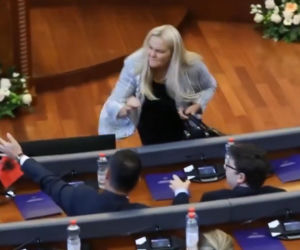 Posłanka obrzuciła premiera jajkami! Wideo hitem sieci