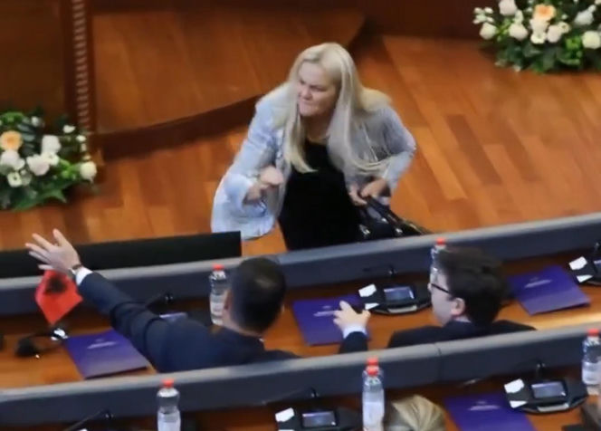 Posłanka obrzuciła premiera jajkami! Wideo hitem sieci