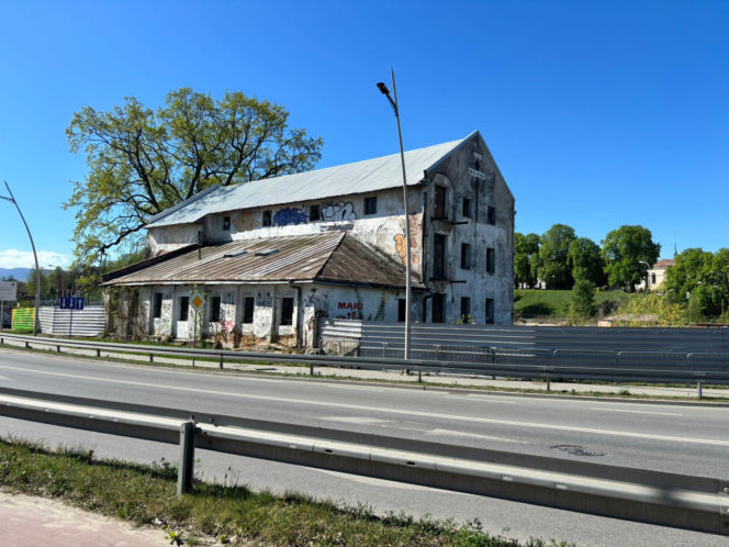 Płot na graffiti w centrum Nowego Sącza