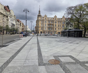 Nowe oblicze placu Wolności. Kwiaciarnie już zamontowane, koniec prac coraz bliżej