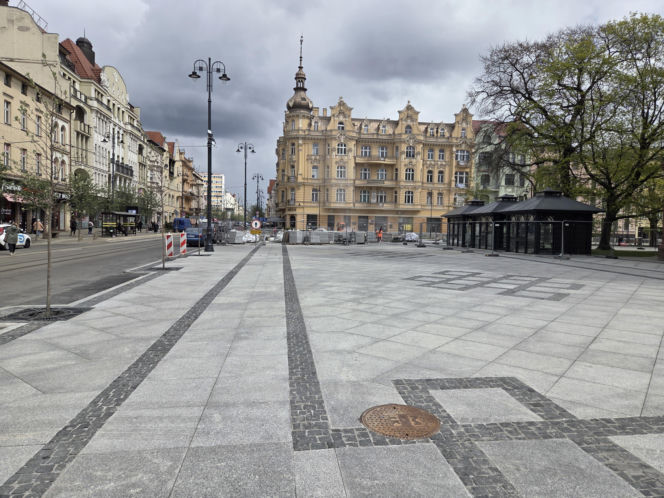 Nowe oblicze placu Wolności. Kwiaciarnie już zamontowane, koniec prac coraz bliżej