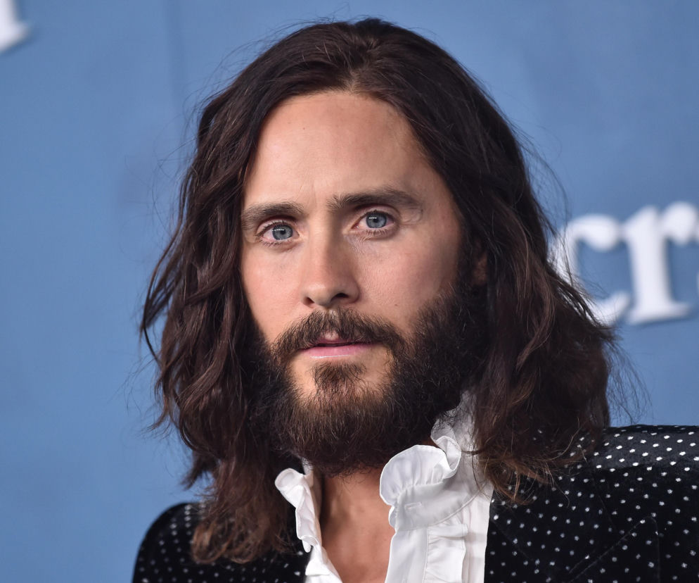 Aktor Jared Leto z brodą i długimi włosami. O oskarżeniach kobiet wobec artysty przeczytasz na Eska.