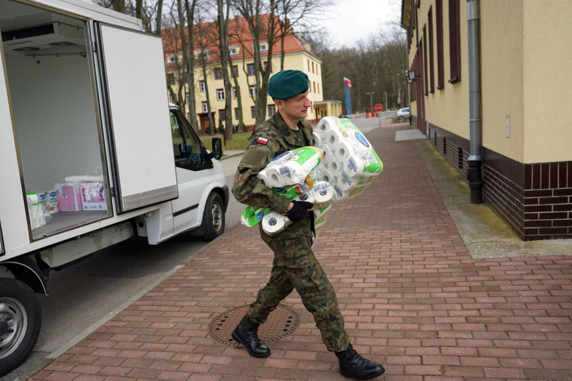 Żołnierze pomagają medykom ze szczecińskiego szpitala