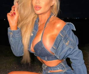 Była pierwszą nieoficjalną Miss Mundialu. Tak wygląda seksowna „matka chrzestna”