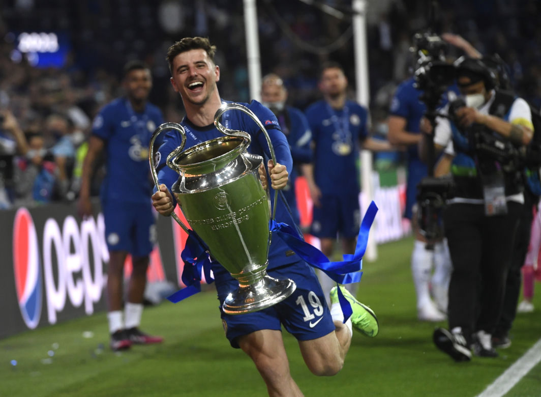 Piłkarze Chelsea Londyn po zwycięstwie 1:0 z Manchesterem City świętują wygranie Ligi Mistrzów