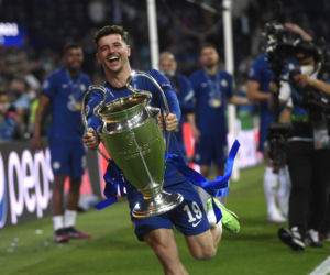 Piłkarze Chelsea Londyn po zwycięstwie 1:0 z Manchesterem City świętują wygranie Ligi Mistrzów