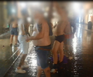 Pijani Brytyjczycy NAGO w sercu Krakowa