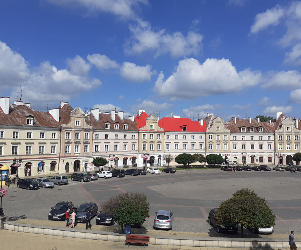 Krzykliwy kolor dachu w zabytkowej części Lublina. Dlaczego tak go pomalowano? 