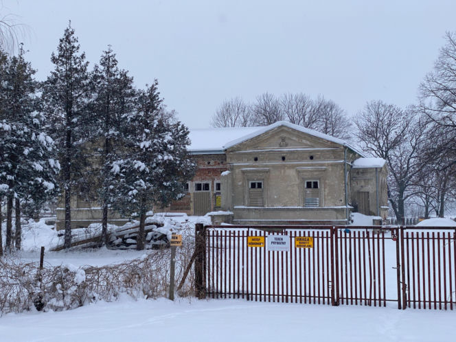 Dwór w Radlnej po I etapie renowacji (dach)