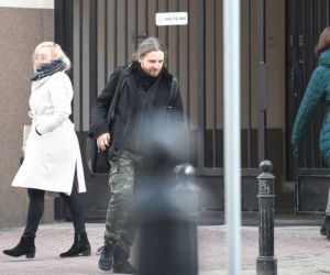 Poseł całuje blondynkę na mrozie