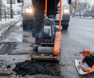 Drogowcy walczą z dziurami w asfalcie