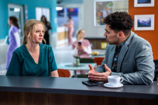 Szpital św. Anny, odcinek 109: dyrektor Strecker i Sabina spędzają wspólnie wieczór po rozmowie o przyszłości szpitala