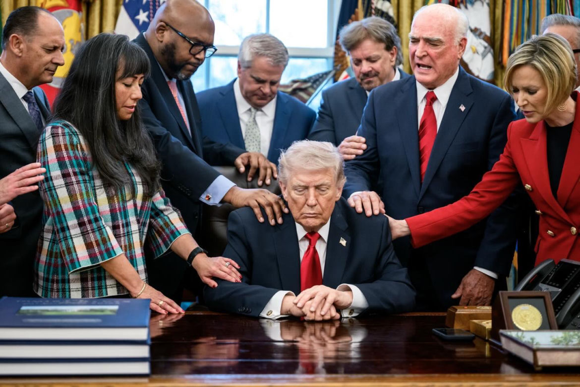 Modlitwa za Donalda Trumpa w Gabinecie Owalnym