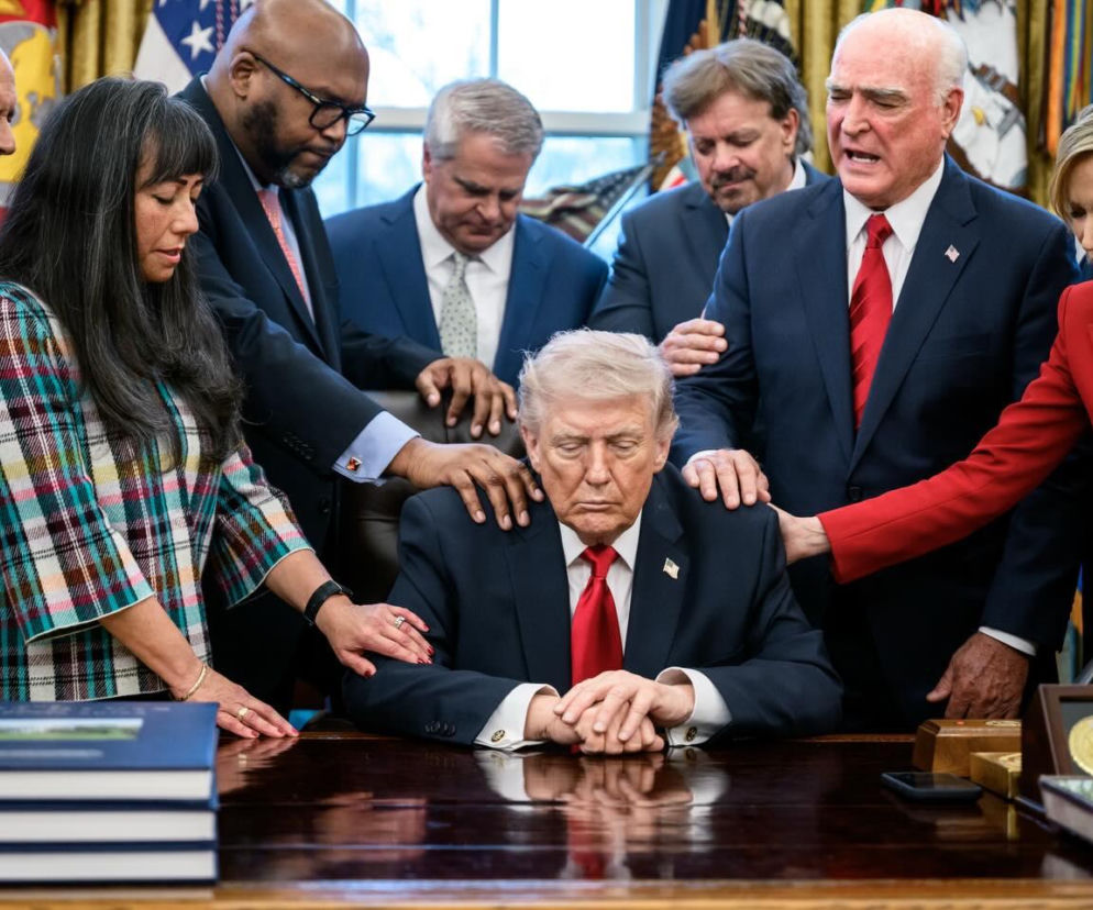 Modlitwa za Donalda Trumpa w Gabinecie Owalnym