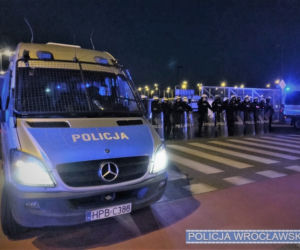 Derby Dolnego Śląska: Kibice zgromadzili się pod stadionem. W kierunku policjantów poleciały race 