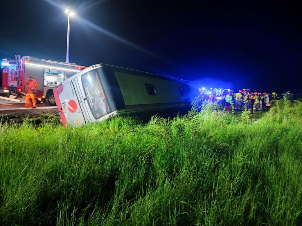 Wypadek autokaru wojskowego na autostradzie A4. Wielka akcja służb ratunkowych [ZDJĘCIA]