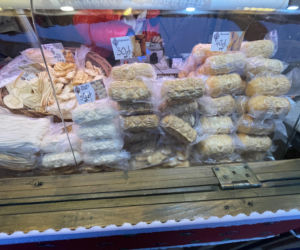 Pokémony, różowe gofry i zaskakujące różnice w cenach. Porównaliśmy łódzkie jarmarki