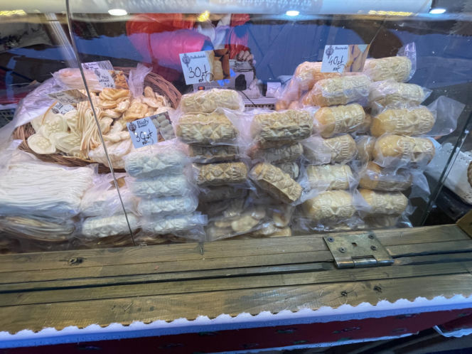 Pokémony, różowe gofry i zaskakujące różnice w cenach. Porównaliśmy łódzkie jarmarki