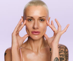 Wiosną nigdy o tym nie zapominaj. Ochrona przeciwsłoneczna  z filtrami mieszanymi i kwasem hialuronowym 