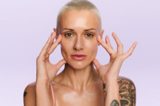 Wiosną nigdy o tym nie zapominaj. Ochrona przeciwsłoneczna  z filtrami mieszanymi i kwasem hialuronowym 