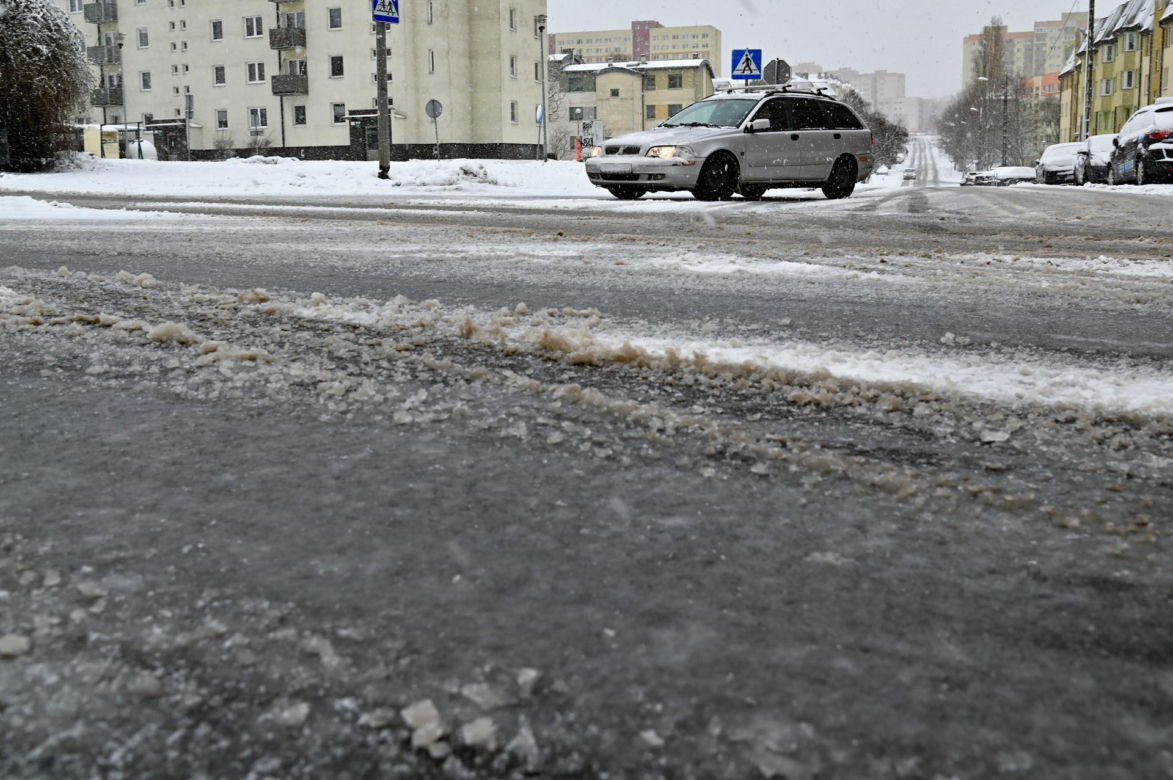 Zerwane linie energetyczne, wypadki na drogach. Atak zimy dał się we znaki