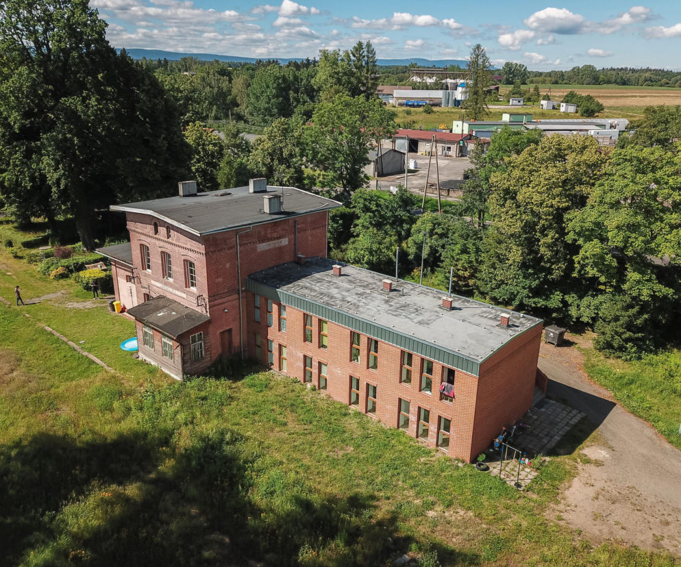 Ceglany budynek dworca w Lubomierzu z nowoczesną nadbudową mieszkalną. O projekcie przeczytasz w serwisie Architektura.