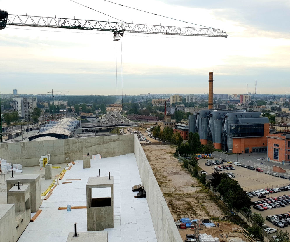 Elewacja obu budynków pokryta będzie kortenem, w Łodzi jeszcze niespotykanym w takiej skali, czyli rdzawym materiałem nawiązującym do fabrycznego klimatu miasta