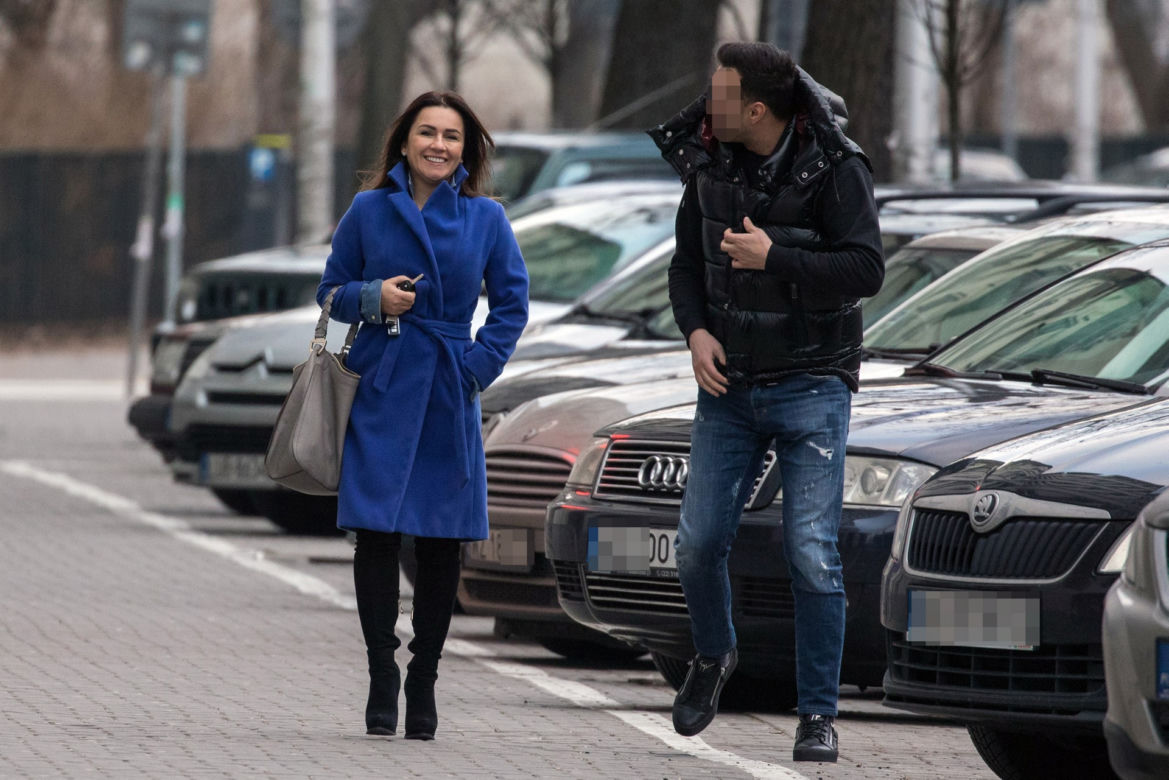 Beata Tadla z partnerem trzymają się za ręce. 