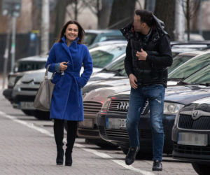 Beata Tadla z partnerem trzymają się za ręce. 