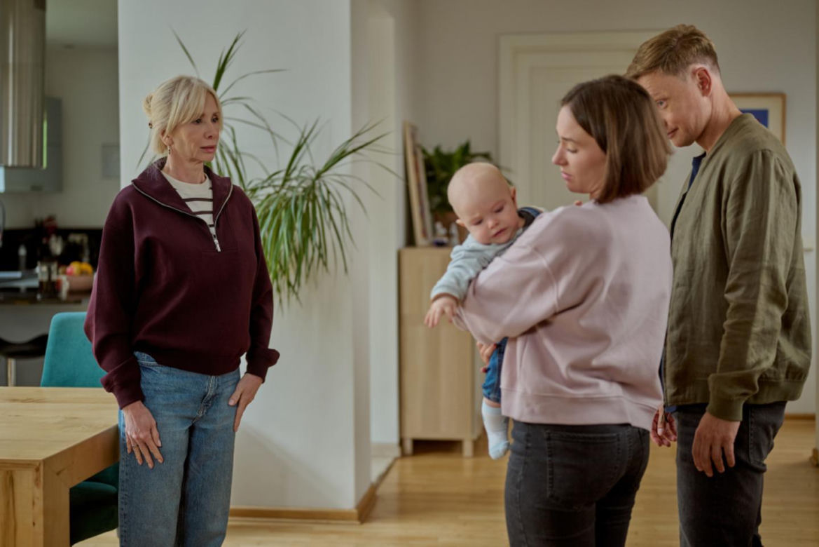Na Wspólnej odc. 4128. Ania (Sonia Mietielica), Igor (Jakub Wesołowski), Ewa (Ewa Gawryluk), Jaś (Kazio Wierzbicki)