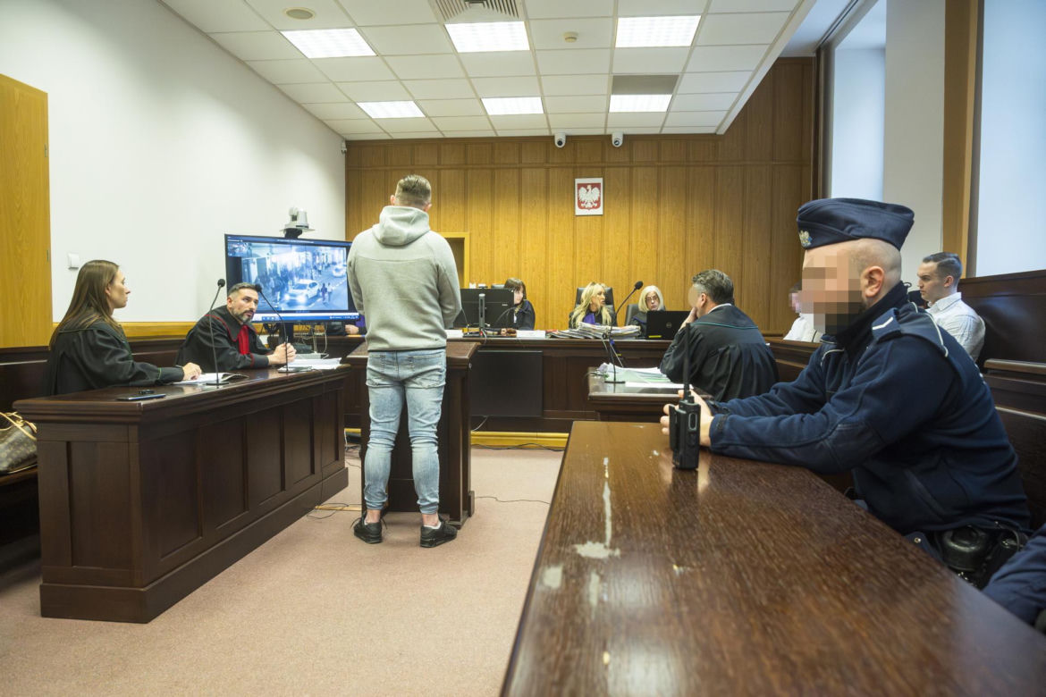 Co widać na nagraniu ataku nożem na Nowym Świecie? Sąd odtworzył szokujący materiał