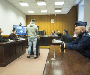 Co widać na nagraniu ataku nożem na Nowym Świecie? Sąd odtworzył szokujący materiał