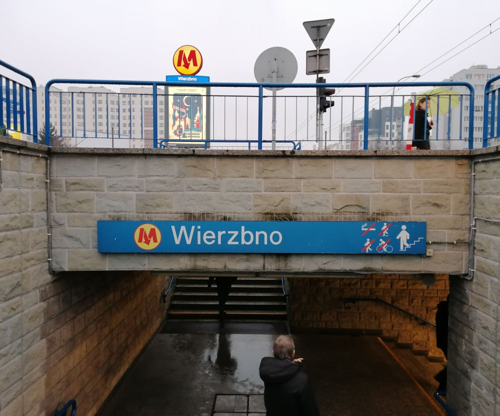 Atak nożownika przy stacji metra Wierzbno. Zaatakował mężczyznę, bo szedł za rękę z partnerem