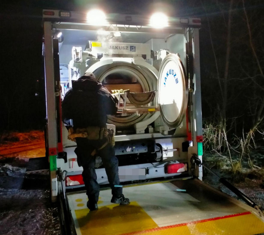 Trzymał w domu pod Warszawą arsenał z czasów wojny! Policjanci znaleźli coś jeszcze 