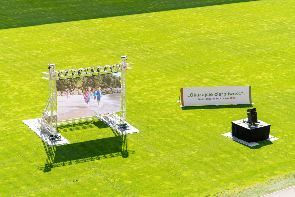 Białystok. Kongres Świadków Jehowy zgromadził tłumy na Stadionie Miejskim
