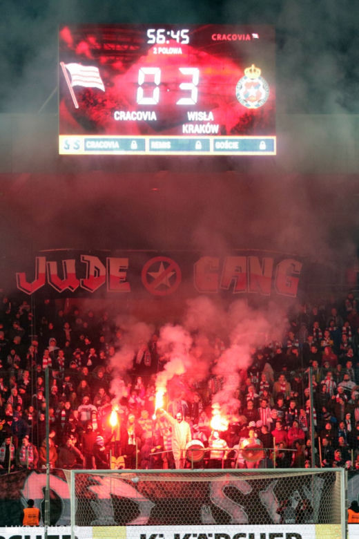 Derby Krakowa: Kibole ostrzelali sektor gości. Cały stadion w dymie [ZDJĘCIA, WIDEO, AUDIO]
