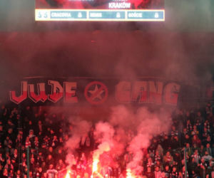 Derby Krakowa: Kibole ostrzelali sektor gości. Cały stadion w dymie [ZDJĘCIA, WIDEO, AUDIO]