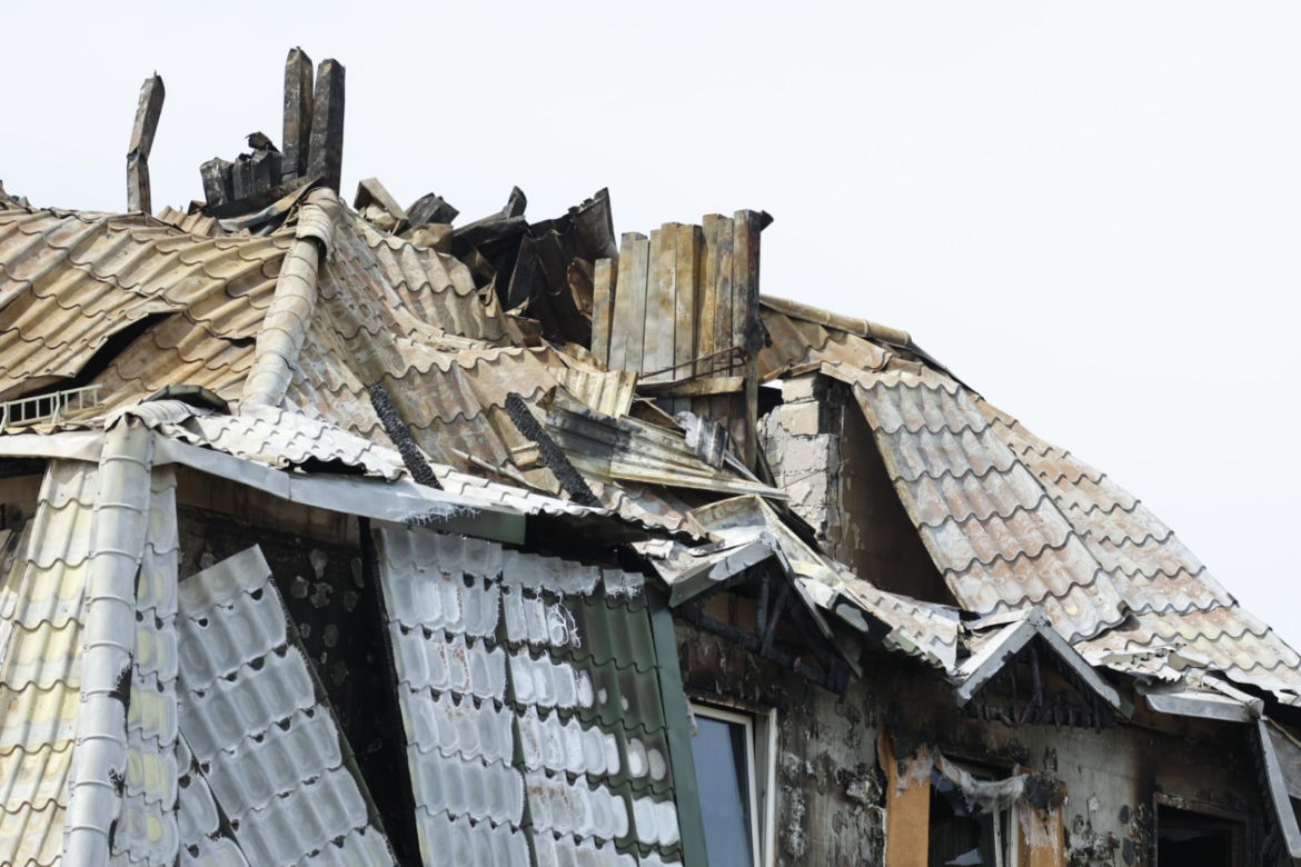 Blok przy ul. Powstańców w Ząbkach po pożarze