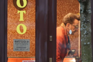 Paweł Wilczak szuka złota w w lombardzie