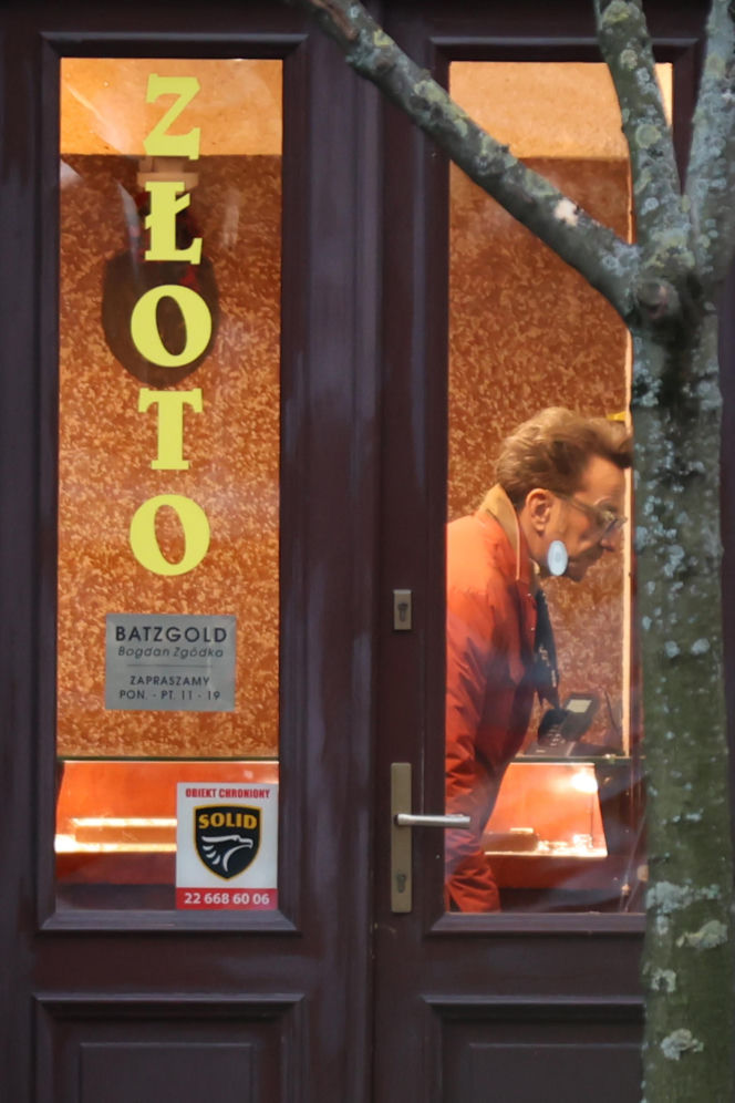 Paweł Wilczak szuka złota w w lombardzie