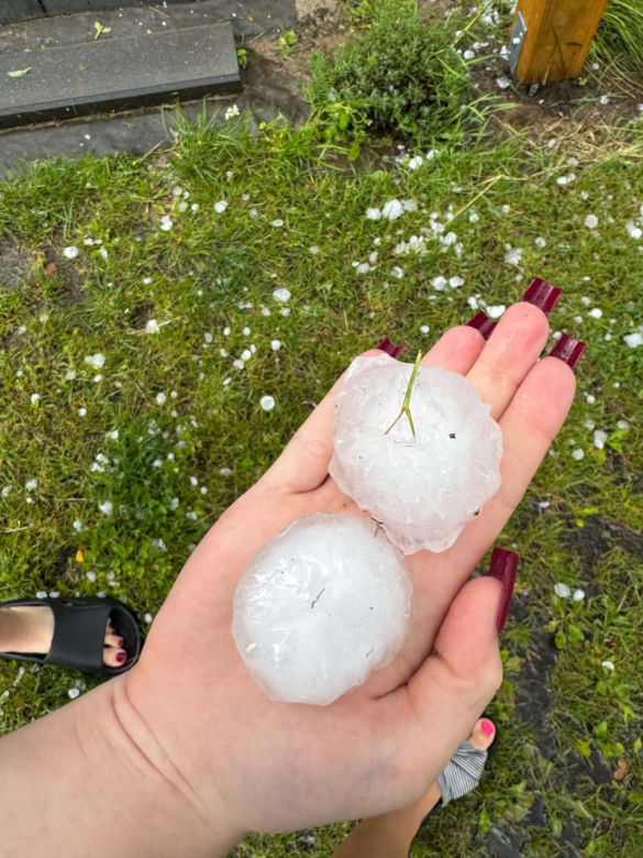 Gradobicie na Mazurach. Kule lodu wielkości pięści niszczyły dachy i samochody!