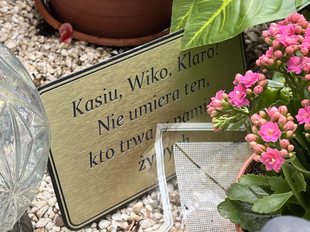 Wzruszająca tabliczka na grobie
