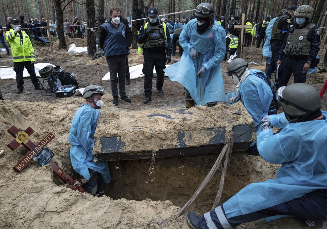 Ukraina. Ekshumacja masowych grobów w Izium